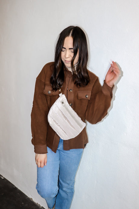 model wearing the it girl crossbody in the color sand.